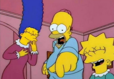 Симпсоны, Мардж, Лиза, Гомер смеются, Гомер указывает пальцем